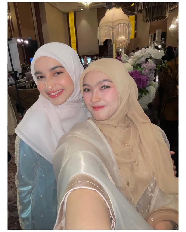6. Aktris Ana Riana dan Cut Intan Nabila tampil memesona dengan gaun panjang dan riasan natural.