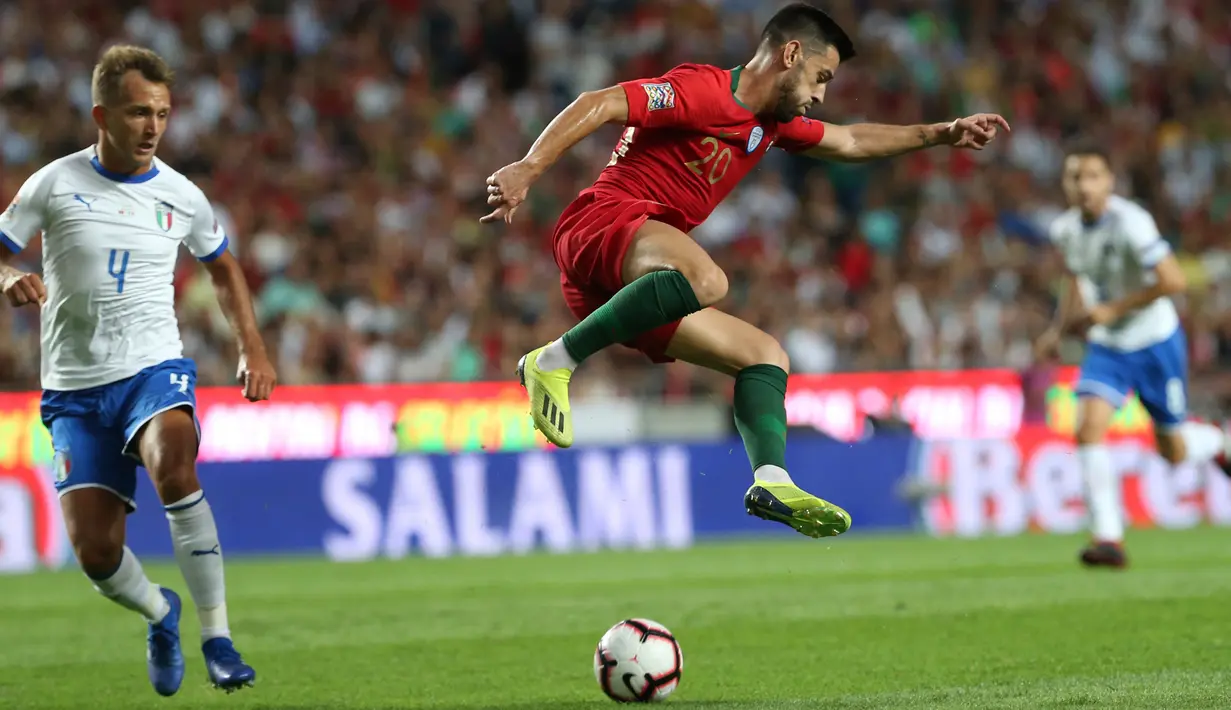 Gelandang Portugal, Bernardo Silva berusaha mengontrol bola saat bertanding melawan Italia pada pertandingan UEFA Nations League di Stadion Luz, Lisbon, Portugal, (11/9). Portugal tipis 1-0 atas Italia. (AP Photo/Armando Franca)