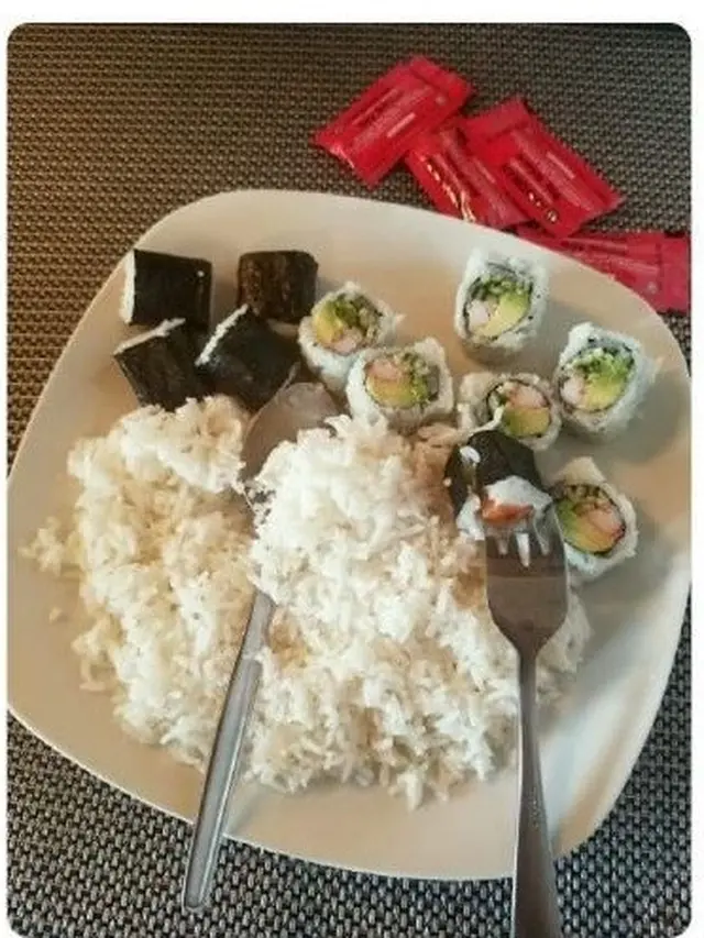 6 Menu Kombinasi Makan Sushi Ini Kelewat Unik, Bikin Heran