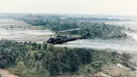 Helikopter militer AS menyemprotkan Agent Orange pada Perang Vietnam (US Army / Wikimedia / Creative Commons)