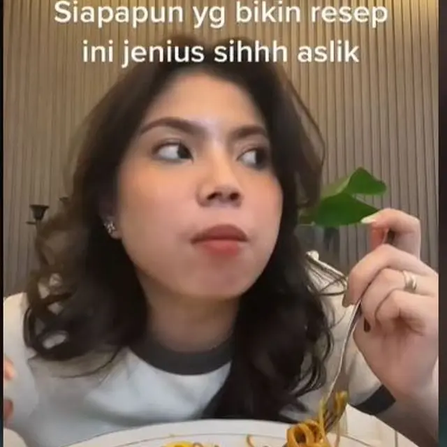 Sebelum Harga Naik, Wanita Masak 2 Merek Mi Instan Jadi Satu, Bagaimana Rasanya?