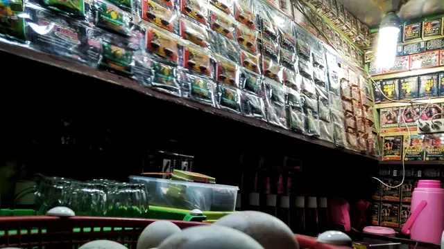 Isi gerobak sorong salah satu penjual obat kuat di Jalan Nasional, Meulaboh, Aceh Barat (Liputan6.com/Rino Abonita)
