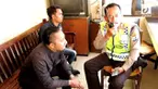 Tak hanya di jalan raya, para debt collector di Surabaya ini berani membuntuti korbannya hingga ke parkiran kantor DPRD Jawa Timur.