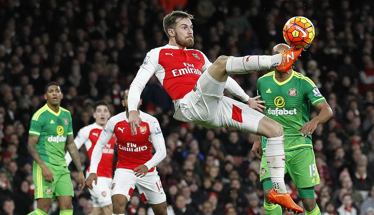 Pemain Arsenal,  Aaron Ramsey melakukan tendangan salto saat Arsenal menjamu Sunderland pada  anjutan Liga  Premier Inggris di Stadion Emirates, London, Sabtu (5/12/2015). (AFP Photo/Ian Kington) 