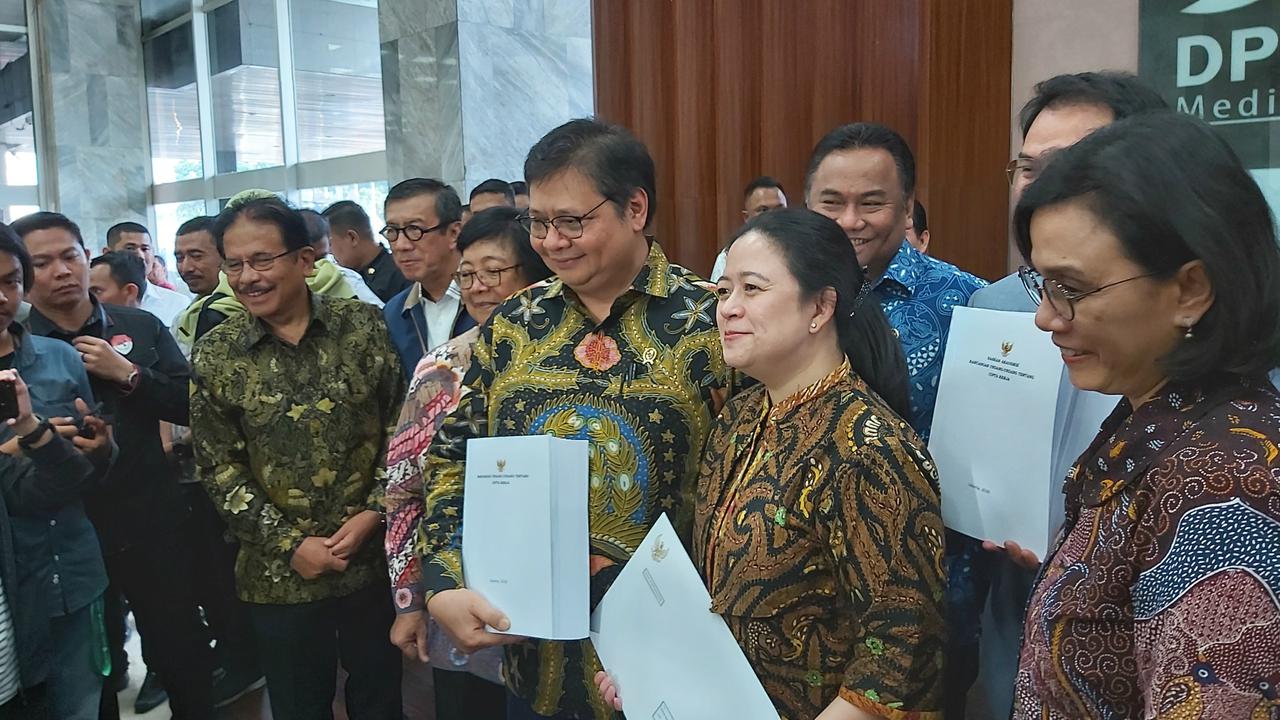 Pemerintah menyerahkan draf RUU Omnibus Law Cipta Kerja di DPR, Rabu (12/2/2020).