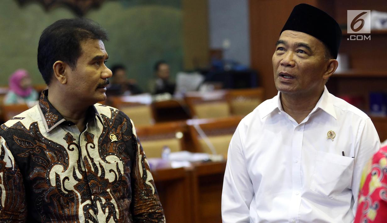 Menteri Pendidikan dan Kebudayaan Muhadjir Effendy seusai mengikuti rapat kerja dengan Komisi X DPR di Kompleks Parlemen, Senayan, Jakarta, Rabu (4/9/2019). Rapat membahas Rencana Kerja dan Anggaran Kementerian dan Lembaga (RKAKL) Tahun 2020. (Liputan6.com/Johan Tallo)