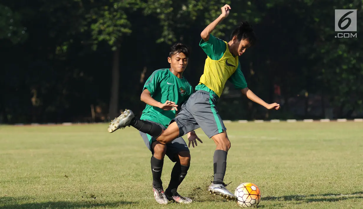 Pemain Timnas Indonesia U-16 berebut bola saat melakukan latihan di Lapangan Atang Sutresna, Cijantung, Jakarta, Senin (3/7). Latihan ini merupakan persiapan jelang berlaga di Piala AFF U-16 Thailand, 9-22 Juli mendatang. (Liputan6.com/Helmi Fithriansyah)