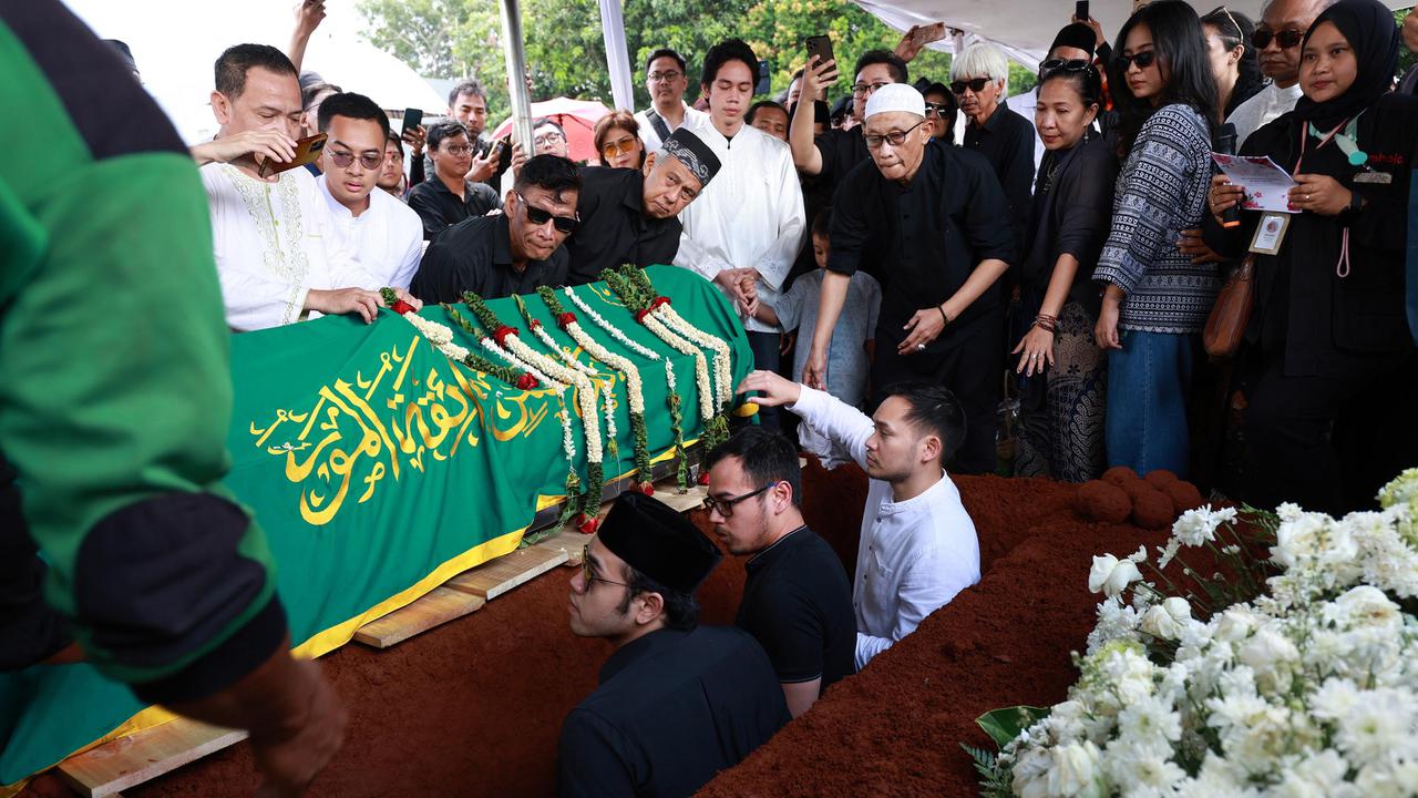 Suasana Haru Selimuti Pemakaman Aktor Senior Ray Sahetapy