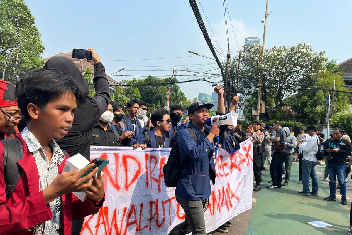 Massa yang terdiri dari mahasiswa mulai memadati jalan di depan Kantor Komisi Pemilihan Umum (KPU) RI di Jalan Imam Bonjol, Jakarta Pusat, Jumat (23/8/2024) (Liputan6.com/Winda Nelfira)