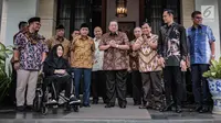 Ketua Umum Partai Demokrat Susilo Bambang Yudhoyono atau SBY (tengah) saat menerima kedatangan capres nomor urut 02 Prabowo Subianto (tiga kanan) di kediamannya di kawasan Mega Kuningan, Jakarta, Jumat (21/12). (Liputan6.com/Faizal Fanani)