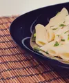 Pasta juga menawarkan banyak variasi yang dapat disesuaikan dengan selera keluarga dengan berbagai saus dan toping. (Foto/dok: Pexels/Pixabay)