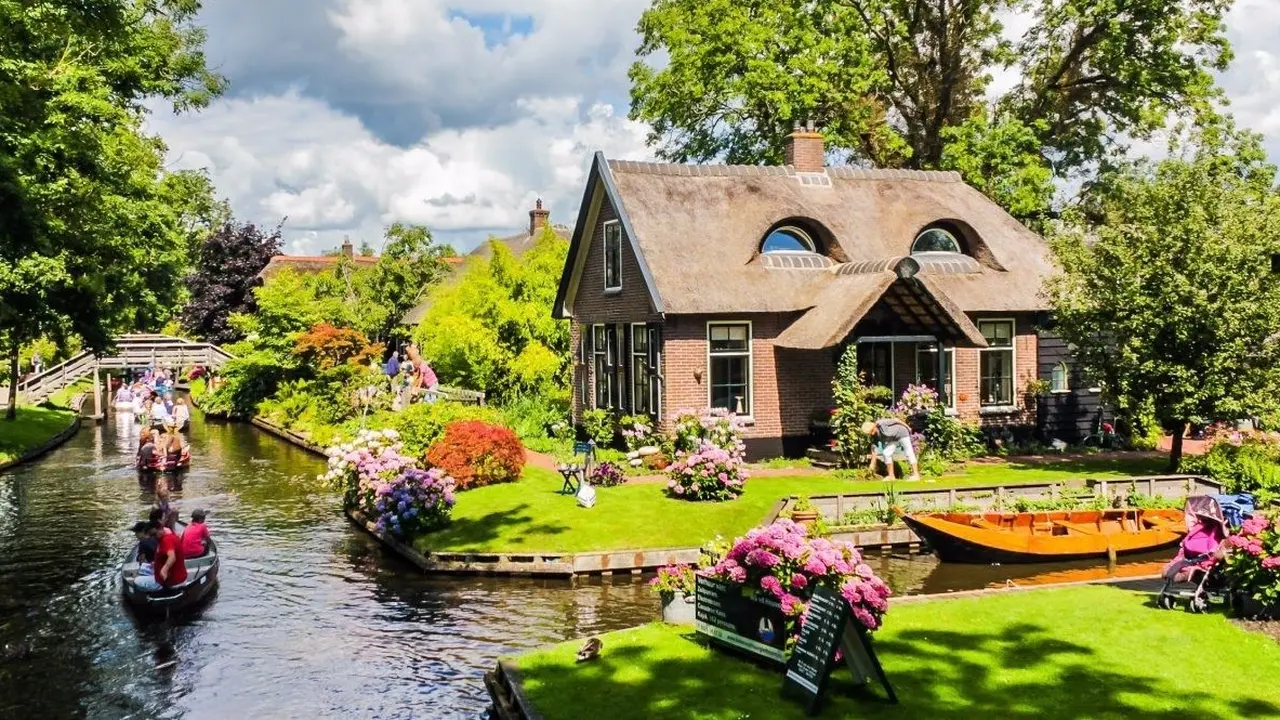 Keindahan Giethoorn