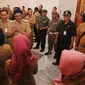 Gubernur DKI Jakarta Djarot Saiful Hidayat menyalami sejumlah pegawai negeri sipil (PNS) Pemerintahan Kota Jakarta ketika halal bihalal di Balaikota Jakarta, Senin (3/7). (Liputan6.com/Gempur M Surya)