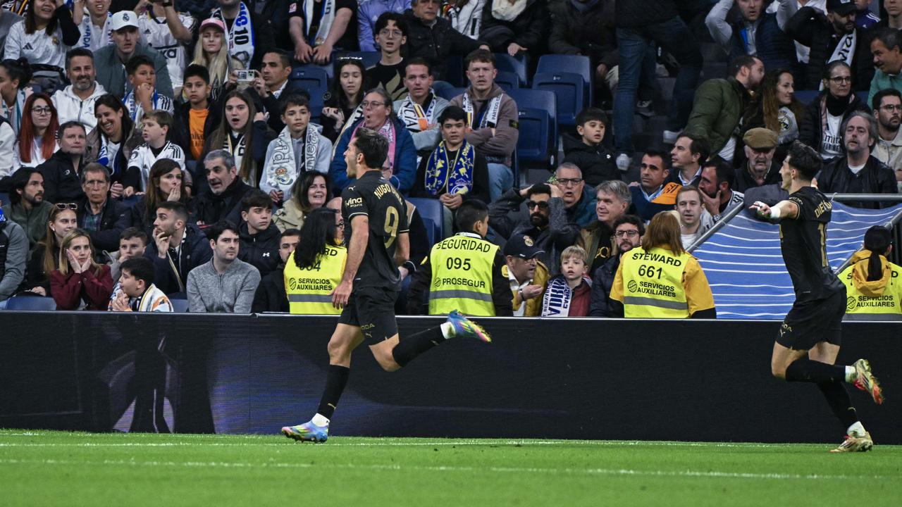 Hugo Duro merayakan gol kemenangan Valencia ke gawang Real Madrid di ajang LaLiga