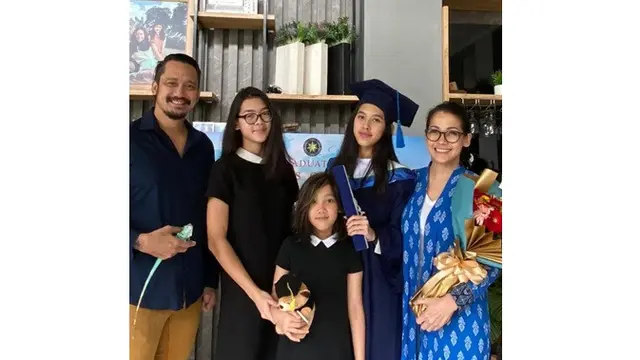 Momen 7 Anak Artis yang Lakukan Wisuda Virtual, Tetap Bahagia