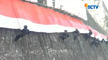 Ribuan warga antusias mengikuti prosesi pengibaran bendera merah putih terpanjang di dunia.