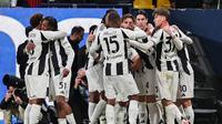 Pemain Juventus merayakan gol yang dicetak oleh Kenan Yildiz ke gawang AC Milan pada laga semifinal Piala Super Italia 2025 yang berlangsung di Al-Awwal Park, Riyadh, Arab Saudi, Sabtu (04/01/2024) dini hari WIB. (AFP/Fayez Nureldine)