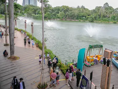 Suasana wisata Senayan Park, Jakarta, Rabu (9/12/2020). Libur Nasional Pilkada Serentak 2020 dimanfaatkan sebagian warga Jakarta dan sekitarnya untuk mengunjungi tempat rekreasi bersama keluarga. (Liputan6.com/Faizal Fanani)