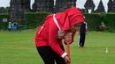Seorang wanita mengikuti Turnamen Gateball Prambanan Open 2 di Candi Prambanan, Yogyakarta, (7/5/2016). Turnamen di selenggarakan untuk manyambut peringatan satu abad kabupaten Sleman. (Boy Harjanto)