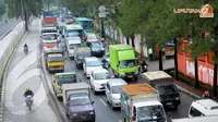 Beberapa pengendara sepeda motor nekat menerobos jalur busway untuk menghindari kemacetan (Liputan6.com/Faisal R Syam)