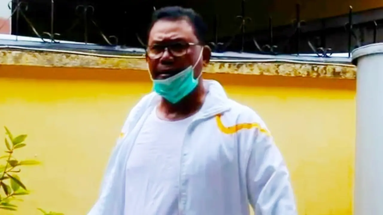 Bupati Rokan Hilir Suyatno berolahraga ringan saat menjalani isolasi mandiri karena Covid-19.