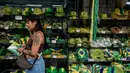 Seorang penggemar sepak bola Brasil berbelanja di pasar Saara, Rio de Janeiro, Brasil, pada Selasa 9 Juni 2026, menjelang turnamen Piala Dunia FIFA 2026. (Nelson ALMEIDA/AFP)