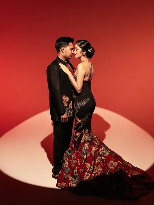 Lutfi tampil gagah dalam baluan beskap bordir dan kemeja batik yang senada dengan dress Ochi [@riomotret]