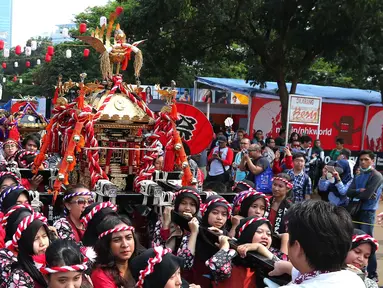 Arak-arakan kebudayan Jepang saat Jak-Japan Matsuri di Senayan, Jakarta, Sabtu (3/9). Jak-Japan Matsuri tersebut menampilkan beragam pentas seni dan budaya khas Jepang. (Liputan6.com/Angga Yuniar)