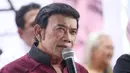 Pengalaman yang sama pernah dirasakan oleh Rhoma Irama yang saat itu putranya, Ridho Rhoma juga tertangkap akibat narkoba. Raja dangdut itu mencoba menguatkan Elvy yang ketiga anaknya mendekam dipenjara akibat narkoba. (Nurwahyunan/Bintang.com)