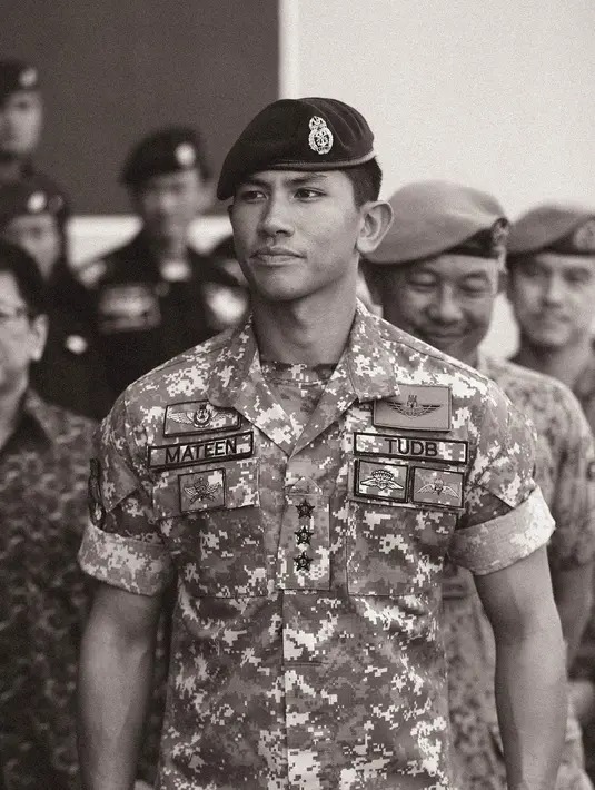 Jadi, mana potretPangeran Mateen berseragam militer yang paling keren dan memesona menurutmu, Sahabat FIMELA? [Foto: Instagram/tmski]