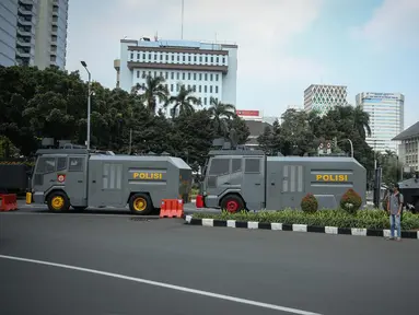 Petugas menyiapkan beberapa kendaraan taktis milik Brimob di sekitar area Patung Arjuna Wiwaha atau Patung Kuda, Jakarta, Jumat (28/7). Kendaraan taktis disiapkan untuk mengamankan aksi 287 yang digelar Presidium Alumni 212. (Liputan6.com/Faizal Fanani)