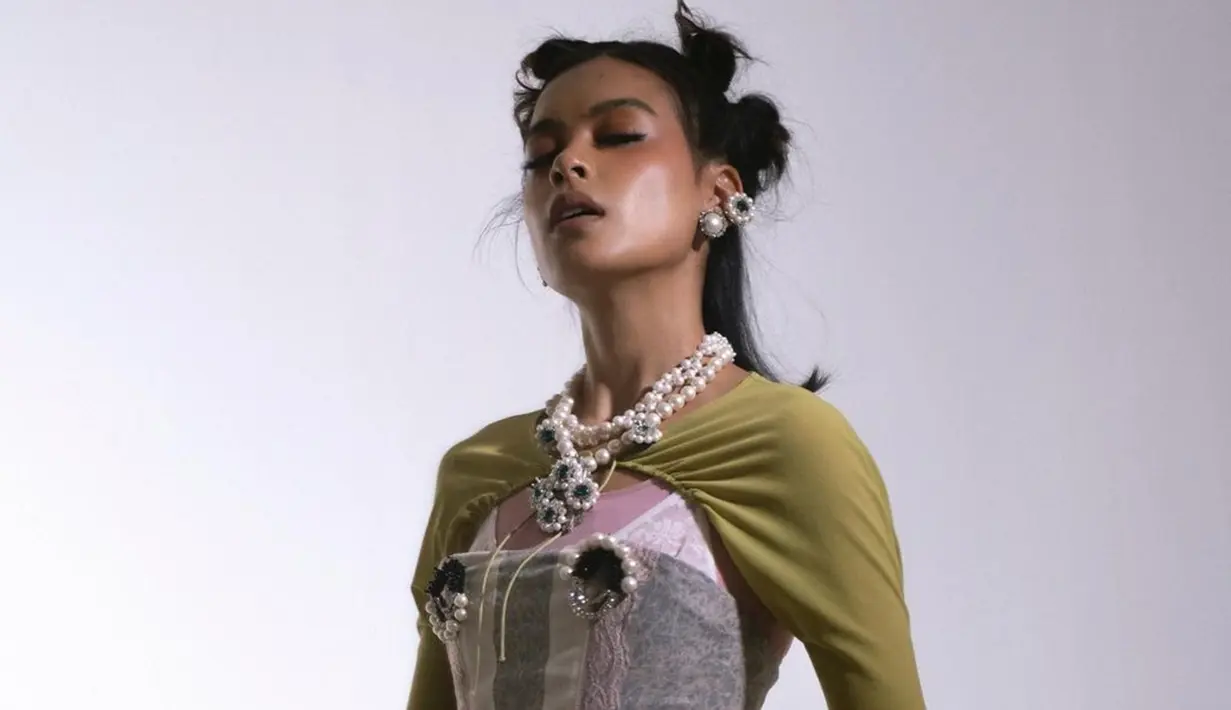 Bahkan putri sulung Sophia Latjuba itu tak jarang tampil nyentrik saat jalani pemotretan. Dengan rambut yang dikuncir beberapa bagian, dan busana yang tampil beda, netizen pun banyak memberinya banyak pujian.(Liputan6.com/IG/@evacelia)