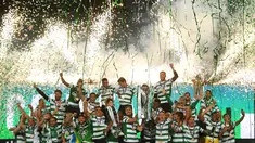 Sporting Lisbon akhirnya menyudahi dahaga gelar Liga Portugal yang sudah berlangsung 19 tahun lamanya. Mereka mengunci gelar musim ini setelah mengalahkan Boavista 1-0 di Stadion Jose Alvalade, Lisbon. (Foto: AFP/Patricia De Melo Moreira)