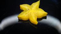How to eat star fruit. (Photo: Lucas George Wendt/Unsplash)