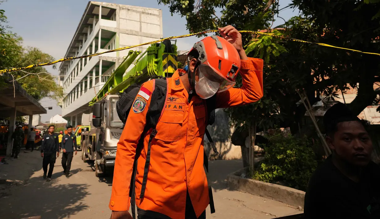 Hingga Jumat (3/10/2025) malam, korban runtuhnya salah satu gedung Pondok Pesantren Al Khoziny yang berhasil ditemukan berjumlah 118 orang. Terdiri 104 dalam kondisi selamat, 14 meninggal dunia. Sementara yang belum ditemukan berjumlah 49. (AP Photo/Achmad Ibrahim)