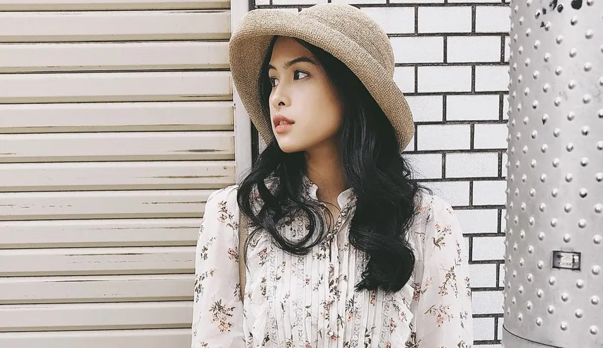 Meski simpel dan sederhana, Maudy Ayunda mampu menyuguhkan padu padan busana yang kekinian. Salah satu aksesoris yang sering ia pakai adalah topi. (Liputan6.com/IG/@maudyayunda)