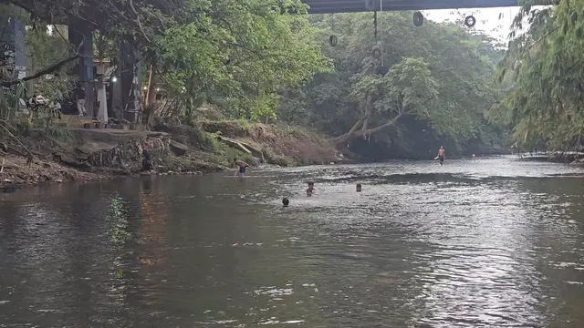 Sejumlah remaja memanfaatkan aliran sungai Ciliwung yang surut.