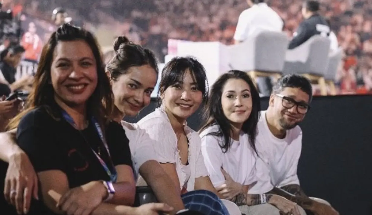 <p>Kelimanya duduk bersama dan berfoto bersama, dengan gayanya masing-masing. [@bagusernandaputra]</p>