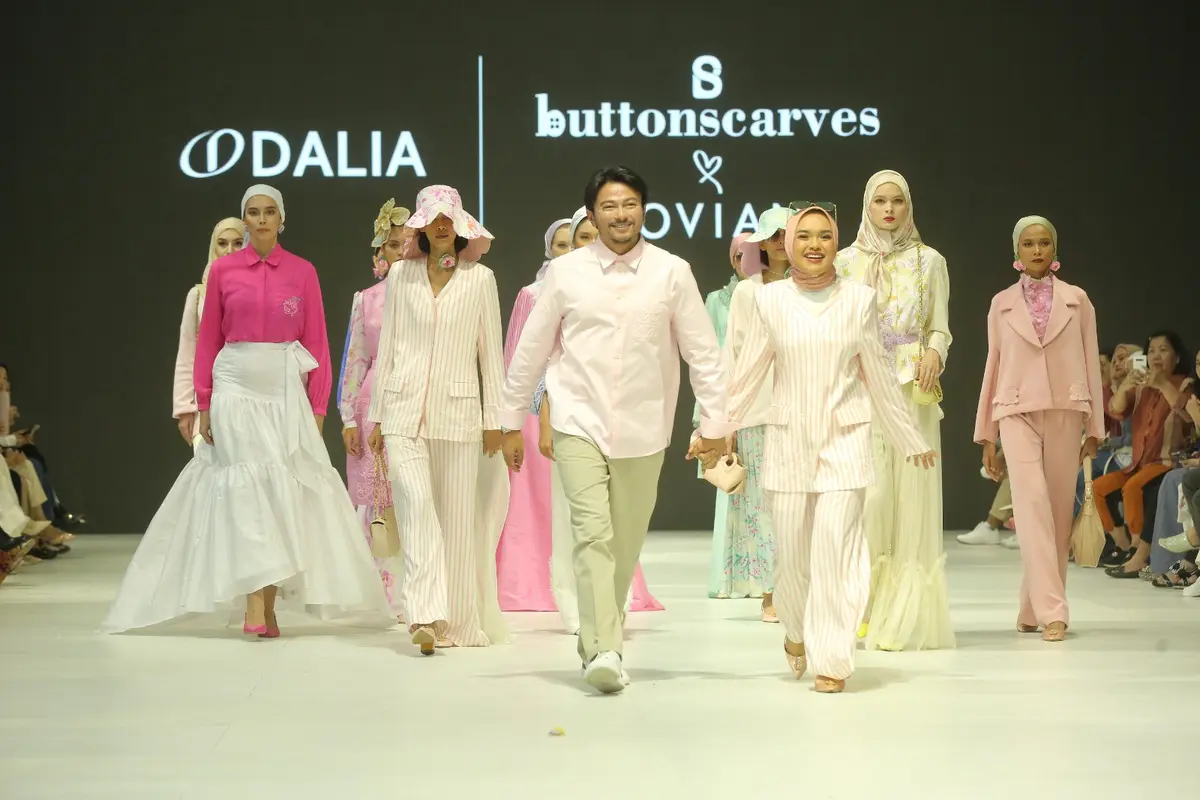 8 Potret Koleksi Buttonscarves x Desainer Malaysia di JFW 2024, Bawa Nuansa Playful Feminin
