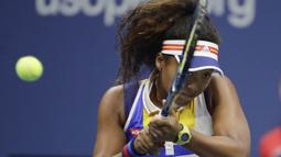Petenis Jepang, Naomi Osaka, mengembalikan bola saat bertanding melawan petenis Jerman, Angelique Kerber, pada laga turnamen AS Terbuka 2017 di New York, Selasa (29/8/2017). Angelique Kerber kalah 3-6 dan 1-6 dari Naomi Osaka. (AP/Frank Franklin II)