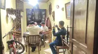 Polisi menangkap pria lansia yang menyebarkan video hoaks pendemo ditusuk aparat. (Liputan6.com/Ady Anugrahadi)