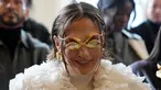 Jennifer Lopez tiba dalam show haute couture Schiaparelli untuk koleksi Spring/Summer 2024 di sela Paris Fashion Week, Paris, Prancis, Senin (22/1/2024). Jennifer Lopez mencuri perhatian publik di acara tersebut. (AP Photo/Christophe Ena)