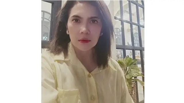 Silaturahmi ke Rumah Ferry Irawan, Ini 6 Potret Anggia Novita Sang Mantan Istri
