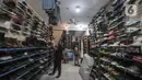 <p>Calon pembeli saat melihat koleksi sepatu impor bekas di toko Second BJR, Kali Baru Timur, Cilincing, Jakarta Utara, Rabu (1/6/2022). Bursa sepatu impor bekas bermerek dalam beberapa tahun terakhir mulai ramai diminati warga lantaran harga yang terjangkau dan kualitas bahan. (merdeka.com/Iqbal S. Nugroho)</p>