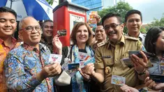Wagub DKI Jakarta Djarot Saiful Hidayat menujukan kartu yang bisa digunakan untuk akses TPE, Jakarta, Senin (24/10). Pemprov DKI resmi menerapkan sistem pembayaran parkir pinggir jalan (on street) dengan TPE. (Liputan6.com/Yoppy Renato)