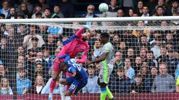Skor kacamata sempat bertahan hingga waktu turun minum. Baik Man City maupun tuan rumah Chelsea tak mampu mencetak gol ke gawang satu sama lain. (AFP/Adrian Dennis)