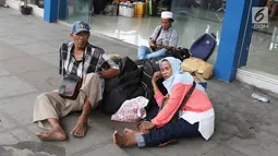 Calon pemudik beristirahat di Terminal Pulo Gebang, Jakarta, Kamis (22/6). Memasuki H-3 Idul Fitri, Terminal Pulo Gebang mulai dipadati ribuan pemudik dengan berbagai tujuan, termasuk ke luar Pulau Jawa. (Liputan6.com/Immanuel Antonius)