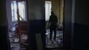 <p>Seorang penduduk setempat mengumpulkan barang-barang dari rumahnya yang rusak berat setelah serangan Rusia di Pokrovsk, Ukraina timur, Rabu (25/5/2022). Dua roket menghantam kota Pokrovsk, di wilayah Donetsk pada Rabu pagi, menyebabkan sedikitnya empat cedera. (AP Photo/Francisco Seco)</p>
