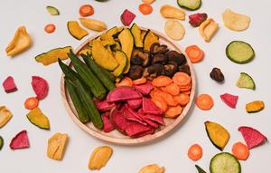 Terlihat sangat sehat bukan? Tapi ternyata mengonsumsi keripik sayuran bisa buat kamu gagal diet. (Foto dok: Freepik/sodawhiskey).