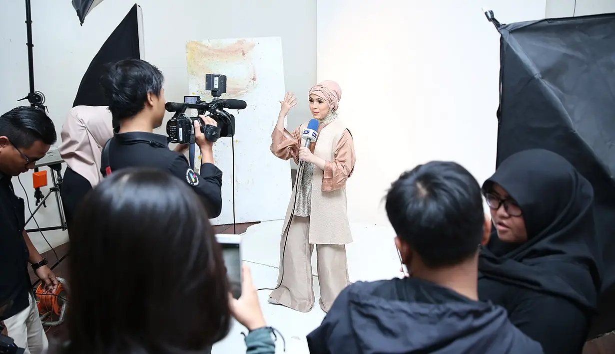 Badan yang tidak kurus lagi itu juga membuat bingung dalam memilih pakaian yang cocok. Beruntung sekarang ini berhijab, menghindari busana ketat.  (Bambang E. Ros/Bintang.com)